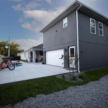 Pet Friendly Modern Zen Studio Retreat With Hot Tub! Home